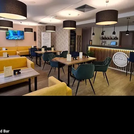 Wolf Luxusne Priestranne S Vyhladom Na Hory S Bezplatnym Parkovanim Velkou Smart Tv Rychlym Optickym Internetom Priamo V Pb Ticha Lokalita Vsetko Na Blizku Vhodne Pre Rodinu Skupinu Pracovne Cesty Aj Turistiku Plne Vybavena Kuchyn Apartament *