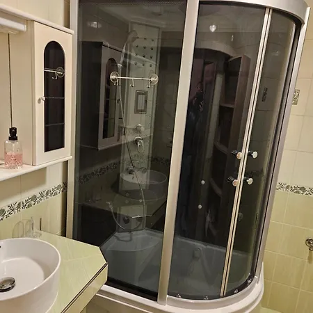 Wolf Luxusné Priestranné S Výhľadom Na Hory S Bezplatným Parkovaním Veľkou Plochou Tv Rýchlym Optickým Internetom Priamo V Pb Tichá Lokalita Všetko Na Blízku Vhodné Pre Rodinu Skupinu Pracovné Cesty Aj Turistiku Plne Vybavená Kuch Apartamento *