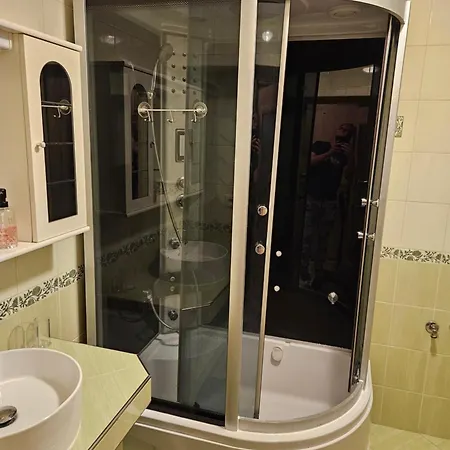 Wolf Luxusne Priestranne S Vyhladom Na Hory S Bezplatnym Parkovanim Velkou Smart Tv Rychlym Optickym Internetom Priamo V Pb Ticha Lokalita Vsetko Na Blizku Vhodne Pre Rodinu Skupinu Pracovne Cesty Aj Turistiku Plne Vybavena Kuchyn *