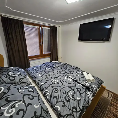 Wolf Luxusné Priestranné S Výhľadom Na Hory S Bezplatným Parkovaním Veľkou Plochou Tv Rýchlym Optickým Internetom Priamo V Pb Tichá Lokalita Všetko Na Blízku Vhodné Pre Rodinu Skupinu Pracovné Cesty Aj Turistiku Plne Vybavená Kuch Apartamento *