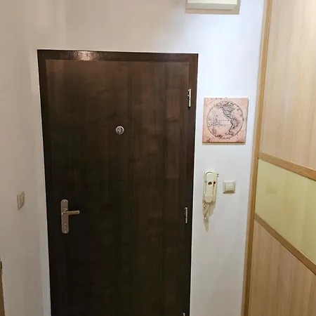 Apartament Wolf Luxusne Priestranne S Vyhladom Na Hory S Bezplatnym Parkovanim Velkou Smart Tv Rychlym Optickym Internetom Priamo V Pb Ticha Lokalita Vsetko Na Blizku Vhodne Pre Rodinu Skupinu Pracovne Cesty Aj Turistiku Plne Vybavena Kuchyn