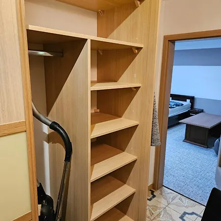 Wolf Luxusne Priestranne S Vyhladom Na Hory S Bezplatnym Parkovanim Velkou Smart Tv Rychlym Optickym Internetom Priamo V Pb Ticha Lokalita Vsetko Na Blizku Vhodne Pre Rodinu Skupinu Pracovne Cesty Aj Turistiku Plne Vybavena Kuchyn Apartament