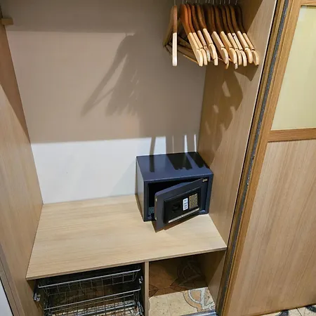 Wolf Luxusne Priestranne S Vyhladom Na Hory S Bezplatnym Parkovanim Velkou Smart Tv Rychlym Optickym Internetom Priamo V Pb Ticha Lokalita Vsetko Na Blizku Vhodne Pre Rodinu Skupinu Pracovne Cesty Aj Turistiku Plne Vybavena Kuchyn Apartment