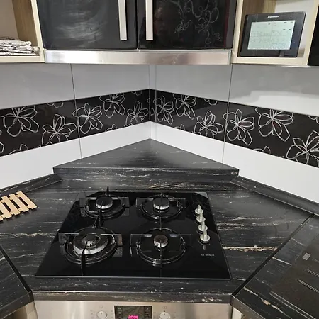 Апартаменты Wolf Luxusne Priestranne S Vyhladom Na Hory S Bezplatnym Parkovanim Velkou Smart Tv Rychlym Optickym Internetom Priamo V Pb Ticha Lokalita Vsetko Na Blizku Vhodne Pre Rodinu Skupinu Pracovne Cesty Aj Turistiku Plne Vybavena Kuchyn *