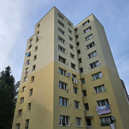 Apartamento Wolf Luxusné Priestranné S Výhľadom Na Hory S Bezplatným Parkovaním Veľkou Plochou Tv Rýchlym Optickým Internetom Priamo V Pb Tichá Lokalita Všetko Na Blízku Vhodné Pre Rodinu Skupinu Pracovné Cesty Aj Turistiku Plne Vybavená Kuch