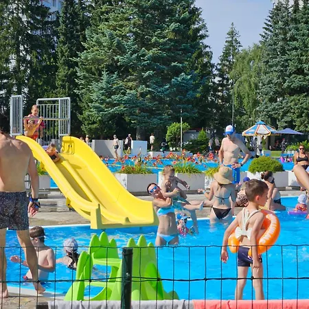 Wolf Luxusne Priestranne S Vyhladom Na Hory S Bezplatnym Parkovanim Velkou Smart Tv Rychlym Optickym Internetom Priamo V Pb Ticha Lokalita Vsetko Na Blizku Vhodne Pre Rodinu Skupinu Pracovne Cesty Aj Turistiku Plne Vybavena Kuchyn *