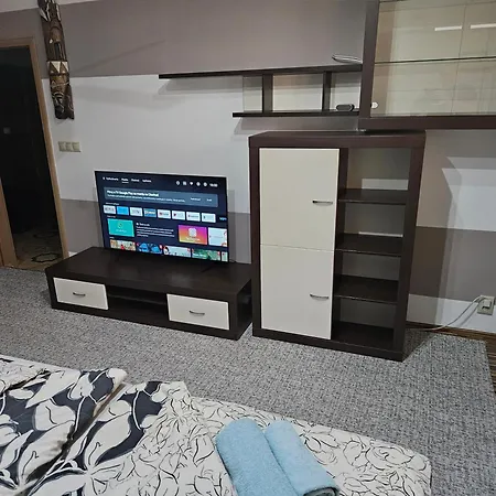 Wolf Luxusne Priestranne S Vyhladom Na Hory S Bezplatnym Parkovanim Velkou Smart Tv Rychlym Optickym Internetom Priamo V Pb Ticha Lokalita Vsetko Na Blizku Vhodne Pre Rodinu Skupinu Pracovne Cesty Aj Turistiku Plne Vybavena Kuchyn Apartament *