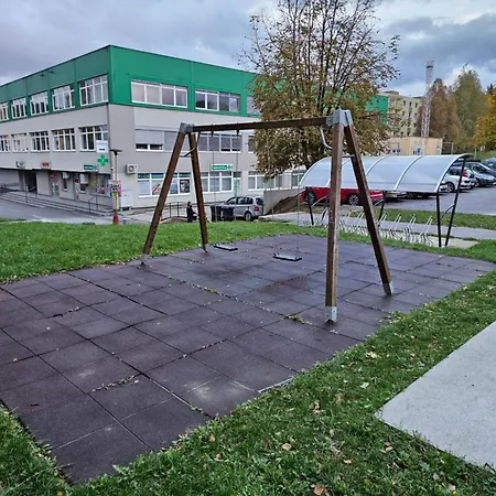 Wolf Luxusne Priestranne S Vyhladom Na Hory S Bezplatnym Parkovanim Velkou Smart Tv Rychlym Optickym Internetom Priamo V Pb Ticha Lokalita Vsetko Na Blizku Vhodne Pre Rodinu Skupinu Pracovne Cesty Aj Turistiku Plne Vybavena Kuchyn Apartament