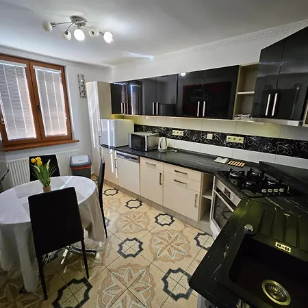 Wolf Luxusne Priestranne S Vyhladom Na Hory S Bezplatnym Parkovanim Velkou Smart Tv Rychlym Optickym Internetom Priamo V Pb Ticha Lokalita Vsetko Na Blizku Vhodne Pre Rodinu Skupinu Pracovne Cesty Aj Turistiku Plne Vybavena Kuchyn