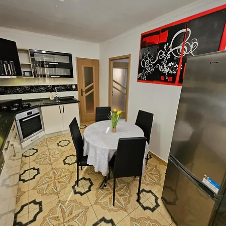 Apartamento Wolf Luxusné Priestranné S Výhľadom Na Hory S Bezplatným Parkovaním Veľkou Plochou Tv Rýchlym Optickým Internetom Priamo V Pb Tichá Lokalita Všetko Na Blízku Vhodné Pre Rodinu Skupinu Pracovné Cesty Aj Turistiku Plne Vybavená Kuch