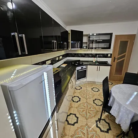 Wolf Luxusne Priestranne S Vyhladom Na Hory S Bezplatnym Parkovanim Velkou Smart Tv Rychlym Optickym Internetom Priamo V Pb Ticha Lokalita Vsetko Na Blizku Vhodne Pre Rodinu Skupinu Pracovne Cesty Aj Turistiku Plne Vybavena Kuchyn Považská Bystrica