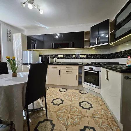 Wolf Luxusné Priestranné S Výhľadom Na Hory S Bezplatným Parkovaním Veľkou Plochou Tv Rýchlym Optickým Internetom Priamo V Pb Tichá Lokalita Všetko Na Blízku Vhodné Pre Rodinu Skupinu Pracovné Cesty Aj Turistiku Plne Vybavená Kuch Apartamento *