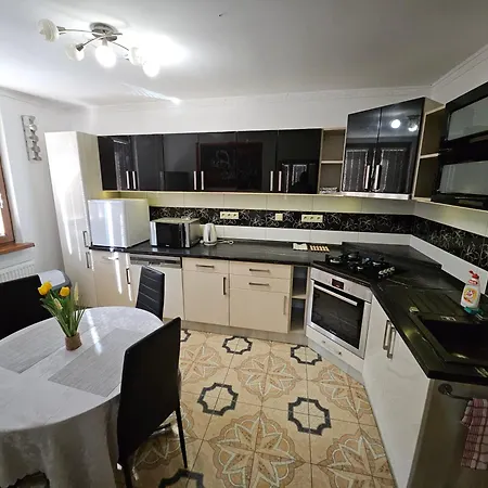 Wolf Luxusné Priestranné S Výhľadom Na Hory S Bezplatným Parkovaním Veľkou Plochou Tv Rýchlym Optickým Internetom Priamo V Pb Tichá Lokalita Všetko Na Blízku Vhodné Pre Rodinu Skupinu Pracovné Cesty Aj Turistiku Plne Vybavená Kuch Apartamento