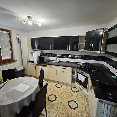 Apartmán Wolf Luxusne Priestranne S Vyhladom Na Hory S Bezplatnym Parkovanim Velkou Smart Tv Rychlym Optickym Internetom Priamo V Pb Ticha Lokalita Vsetko Na Blizku Vhodne Pre Rodinu Skupinu Pracovne Cesty Aj Turistiku Plne Vybavena Kuchyn Považská Bystrica