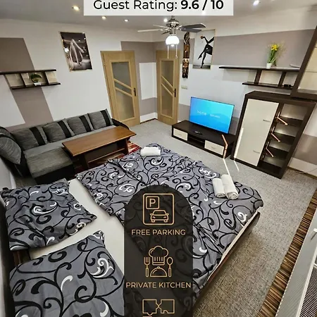 Apartmán Wolf Luxusne Priestranne S Vyhladom Na Hory S Bezplatnym Parkovanim Velkou Smart Tv Rychlym Optickym Internetom Priamo V Pb Ticha Lokalita Vsetko Na Blizku Vhodne Pre Rodinu Skupinu Pracovne Cesty Aj Turistiku Plne Vybavena Kuchyn *