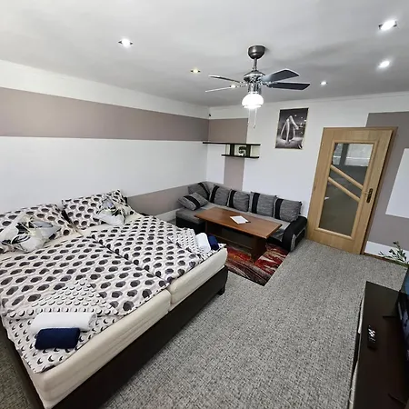 Апартаменты Wolf Luxusne Priestranne S Vyhladom Na Hory S Bezplatnym Parkovanim Velkou Smart Tv Rychlym Optickym Internetom Priamo V Pb Ticha Lokalita Vsetko Na Blizku Vhodne Pre Rodinu Skupinu Pracovne Cesty Aj Turistiku Plne Vybavena Kuchyn