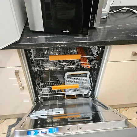 Wolf Luxusne Priestranne S Vyhladom Na Hory S Bezplatnym Parkovanim Velkou Smart Tv Rychlym Optickym Internetom Priamo V Pb Ticha Lokalita Vsetko Na Blizku Vhodne Pre Rodinu Skupinu Pracovne Cesty Aj Turistiku Plne Vybavena Kuchyn Апартаменты