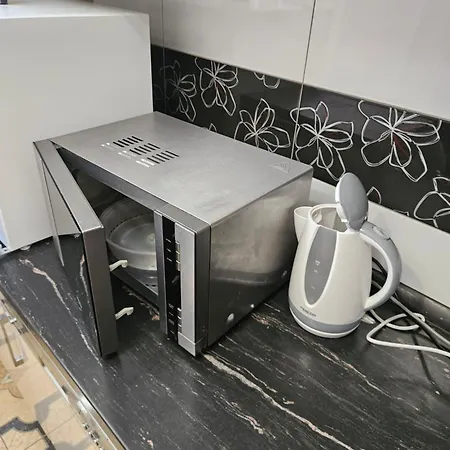 Апартаменты Wolf Luxusne Priestranne S Vyhladom Na Hory S Bezplatnym Parkovanim Velkou Smart Tv Rychlym Optickym Internetom Priamo V Pb Ticha Lokalita Vsetko Na Blizku Vhodne Pre Rodinu Skupinu Pracovne Cesty Aj Turistiku Plne Vybavena Kuchyn