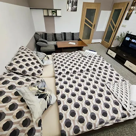 Wolf Luxusne Priestranne S Vyhladom Na Hory S Bezplatnym Parkovanim Velkou Smart Tv Rychlym Optickym Internetom Priamo V Pb Ticha Lokalita Vsetko Na Blizku Vhodne Pre Rodinu Skupinu Pracovne Cesty Aj Turistiku Plne Vybavena Kuchyn Апартаменты