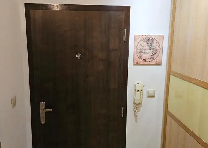 Lägenhet Wolf Luxusne Priestranne S Vyhladom Na Hory S Bezplatnym Parkovanim Velkou Smart Tv Rychlym Optickym Internetom Priamo V Pb Ticha Lokalita Vsetko Na Blizku Vhodne Pre Rodinu Skupinu Pracovne Cesty Aj Turistiku Plne Vybavena Kuchyn