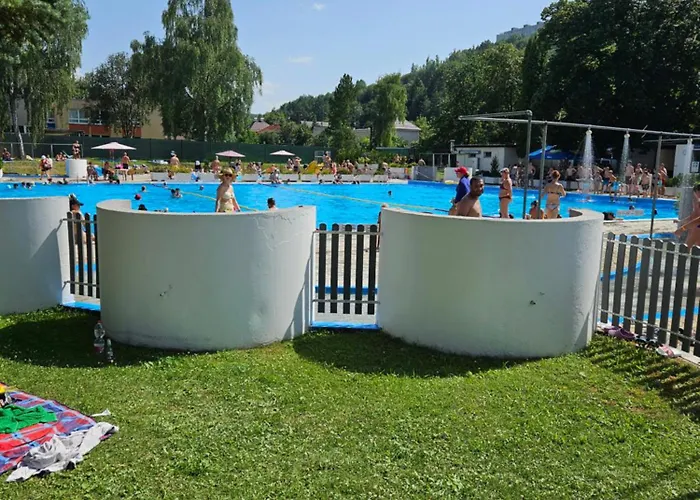 Wolf Luxusne Priestranne S Vyhladom Na Hory S Bezplatnym Parkovanim Velkou Smart Tv Rychlym Optickym Internetom Priamo V Pb Ticha Lokalita Vsetko Na Blizku Vhodne Pre Rodinu Skupinu Pracovne Cesty Aj Turistiku Plne Vybavena Kuchyn