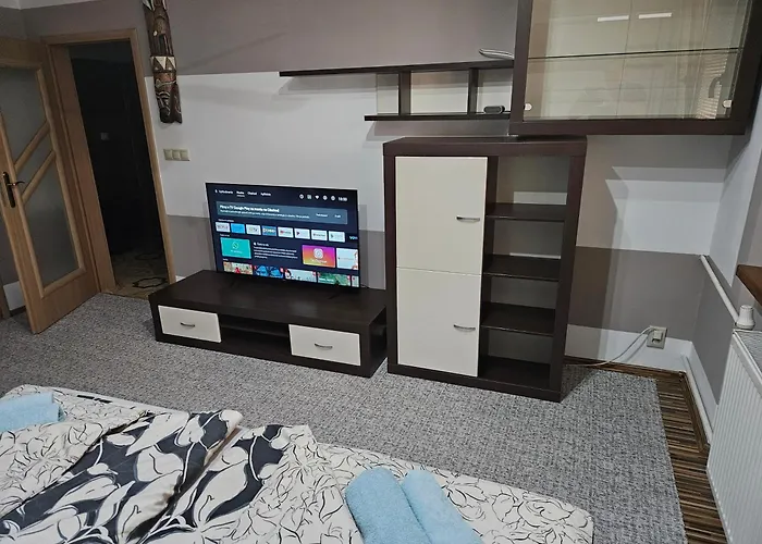 Wolf Luxusne Priestranne S Vyhladom Na Hory S Bezplatnym Parkovanim Velkou Smart Tv Rychlym Optickym Internetom Priamo V Pb Ticha Lokalita Vsetko Na Blizku Vhodne Pre Rodinu Skupinu Pracovne Cesty Aj Turistiku Plne Vybavena Kuchyn Lägenhet *