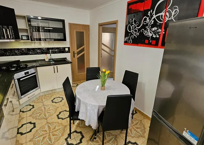 Lägenhet Wolf Luxusne Priestranne S Vyhladom Na Hory S Bezplatnym Parkovanim Velkou Smart Tv Rychlym Optickym Internetom Priamo V Pb Ticha Lokalita Vsetko Na Blizku Vhodne Pre Rodinu Skupinu Pracovne Cesty Aj Turistiku Plne Vybavena Kuchyn