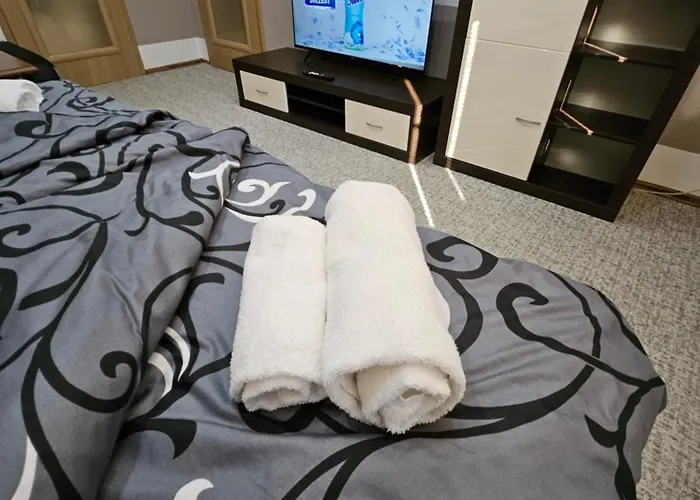 Wolf Luxusne Priestranne S Vyhladom Na Hory S Bezplatnym Parkovanim Velkou Smart Tv Rychlym Optickym Internetom Priamo V Pb Ticha Lokalita Vsetko Na Blizku Vhodne Pre Rodinu Skupinu Pracovne Cesty Aj Turistiku Plne Vybavena Kuchyn Lägenhet