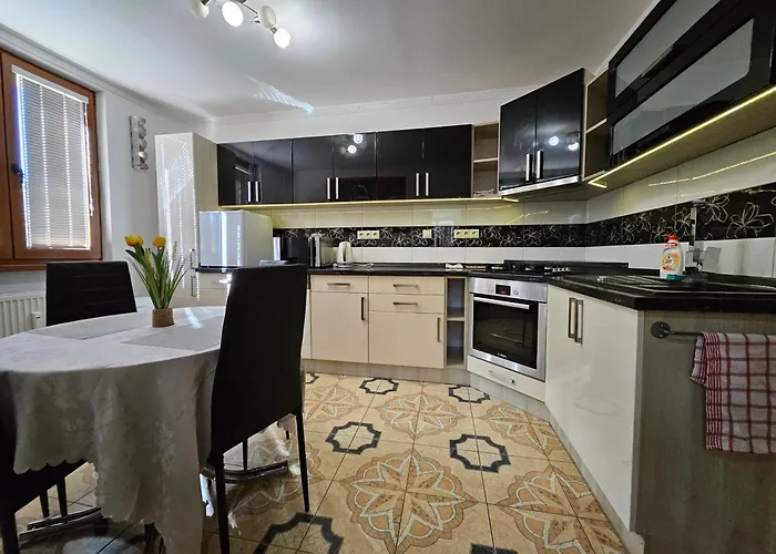 Wolf Luxusne Priestranne S Vyhladom Na Hory S Bezplatnym Parkovanim Velkou Smart Tv Rychlym Optickym Internetom Priamo V Pb Ticha Lokalita Vsetko Na Blizku Vhodne Pre Rodinu Skupinu Pracovne Cesty Aj Turistiku Plne Vybavena Kuchyn Lägenhet *