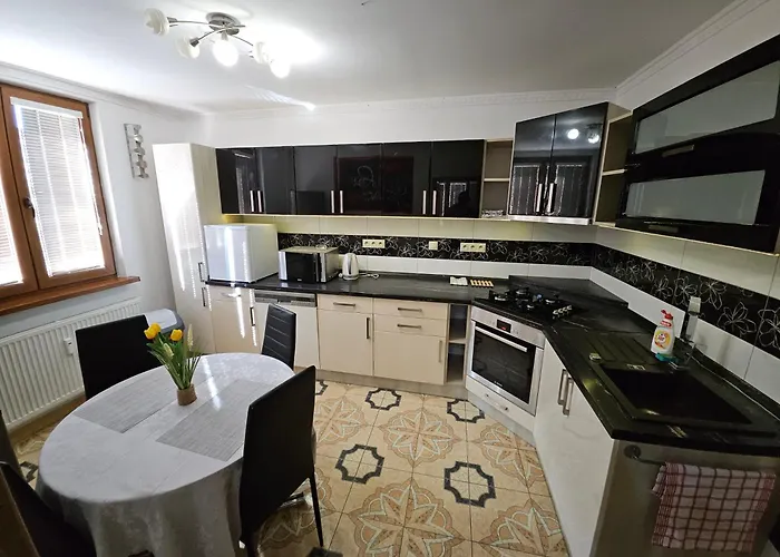 Wolf Luxusne Priestranne S Vyhladom Na Hory S Bezplatnym Parkovanim Velkou Smart Tv Rychlym Optickym Internetom Priamo V Pb Ticha Lokalita Vsetko Na Blizku Vhodne Pre Rodinu Skupinu Pracovne Cesty Aj Turistiku Plne Vybavena Kuchyn Lägenhet