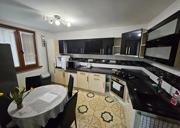 Lägenhet Wolf Luxusne Priestranne S Vyhladom Na Hory S Bezplatnym Parkovanim Velkou Smart Tv Rychlym Optickym Internetom Priamo V Pb Ticha Lokalita Vsetko Na Blizku Vhodne Pre Rodinu Skupinu Pracovne Cesty Aj Turistiku Plne Vybavena Kuchyn Považská Bystrica